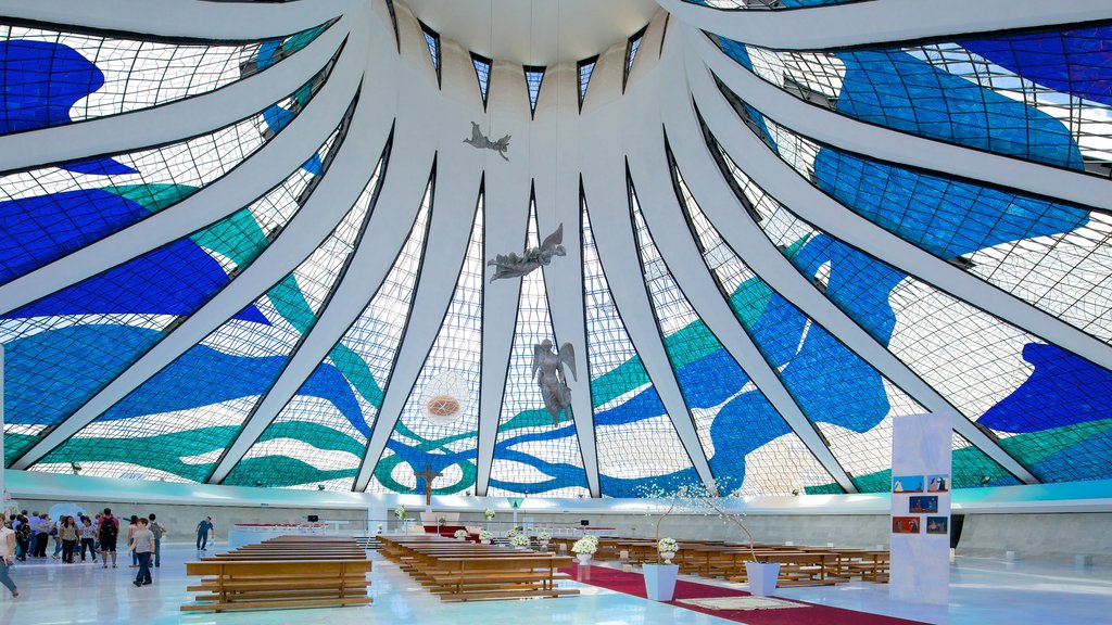 Catedral Metropolitana que inclui arquitetura moderna, uma igreja ou catedral e vistas internas