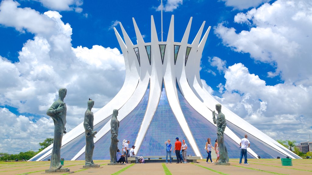 Catedral Metropolitana que inclui elementos religiosos e uma igreja ou catedral assim como um grande grupo de pessoas