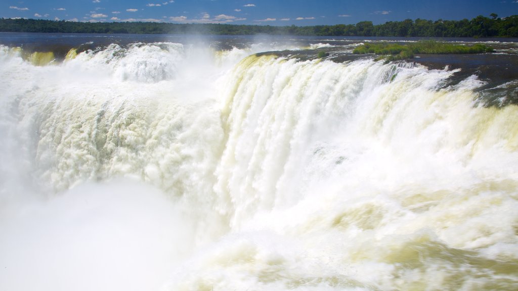 Iguazu Falls showing a cascade