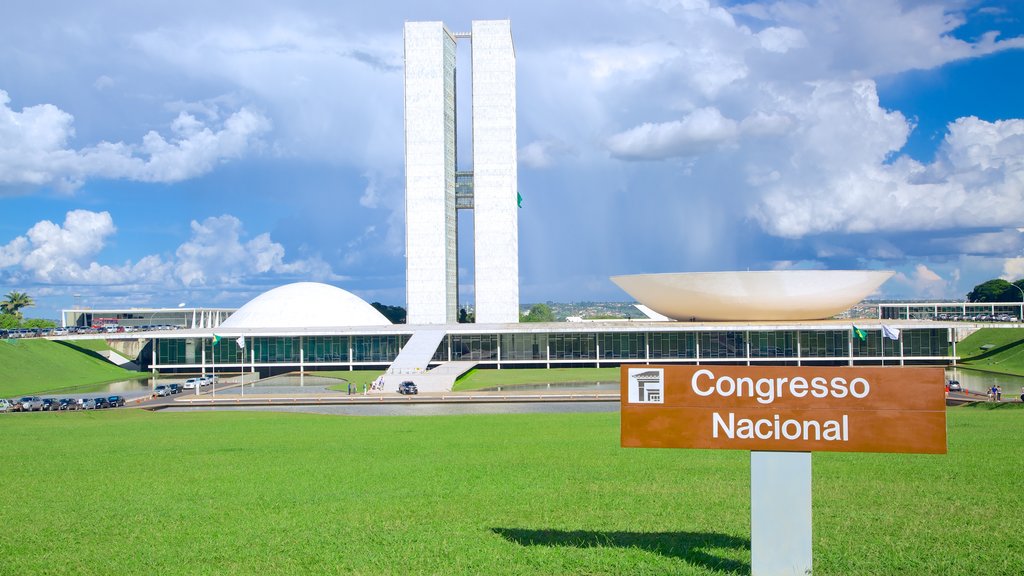 Congreso Nacional de Brasil que incluye arquitectura moderna y señalización