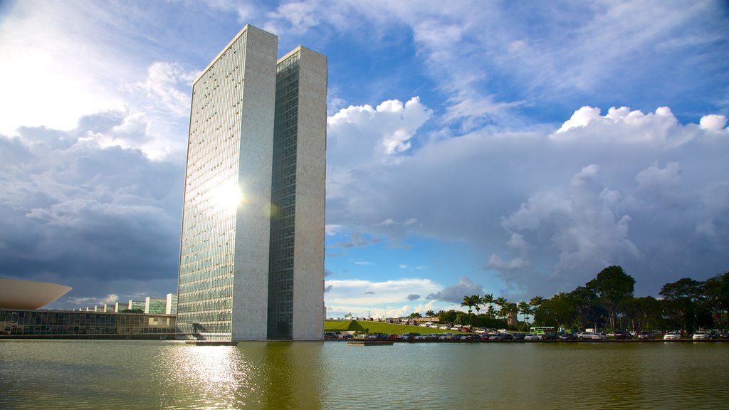 Congreso Nacional de Brasil que incluye una ciudad, un edificio de gran altura y un río o arroyo