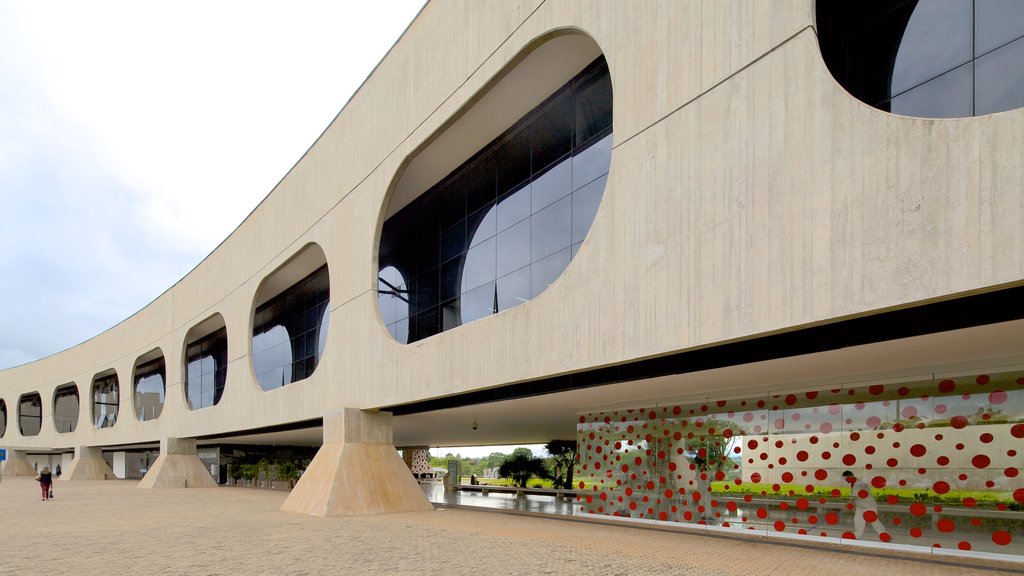 Bank of Brazil Cultural Center showing street scenes and modern architecture