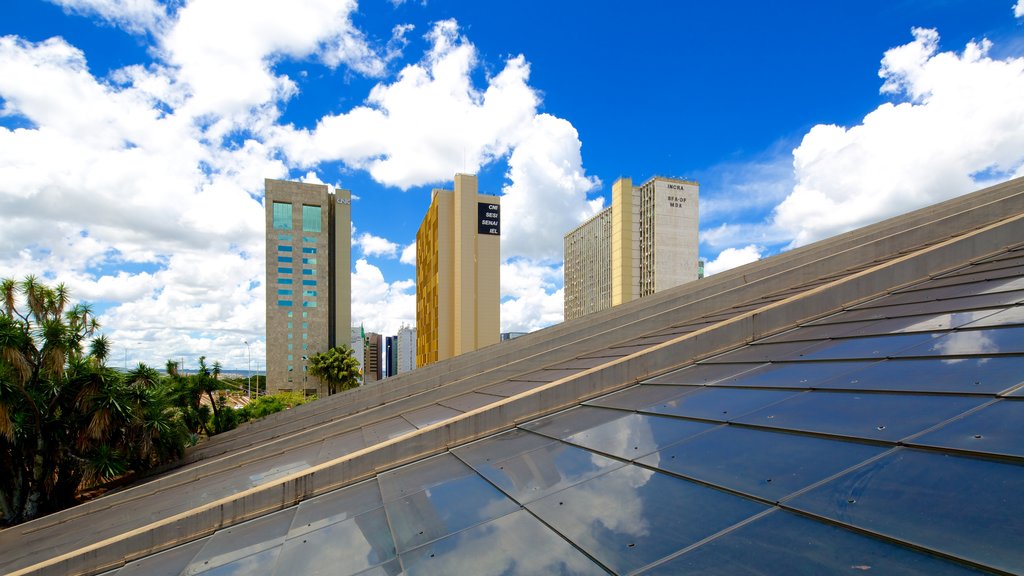 O Teatro Nacional Cláudio Santoro som visar en stad, teaterscener och skyline