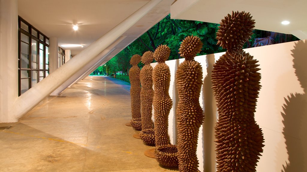 Ibirapuera park som inkluderer hage, utendørs kunst og statue eller skulptur