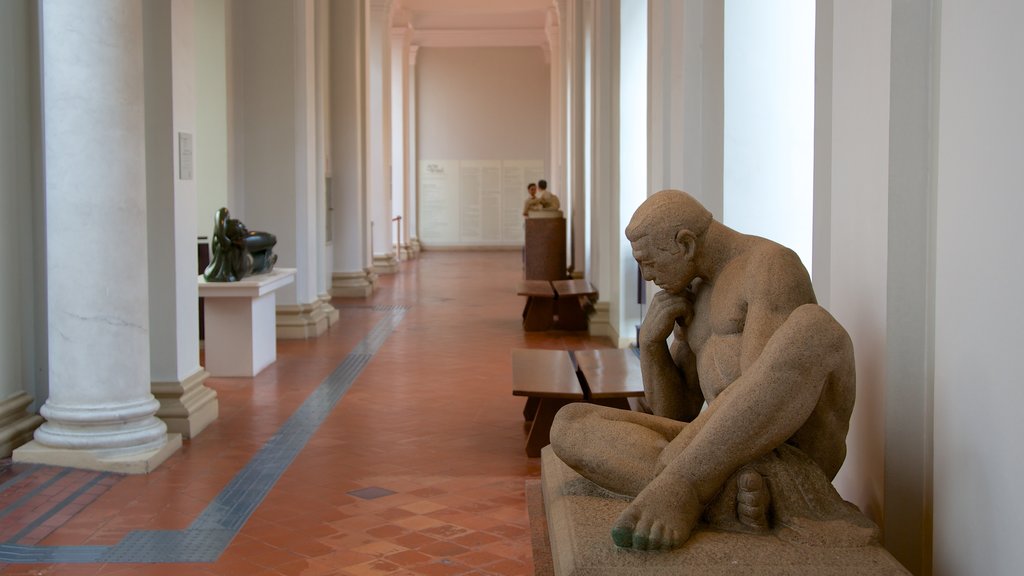 Pinacoteca do Estado mostrando arte, uma estátua ou escultura e vistas internas