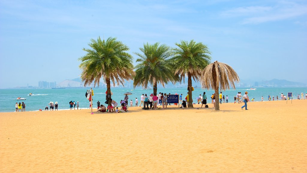 Isla de Gulangyu ofreciendo una ciudad costera, una playa de arena y vistas de paisajes