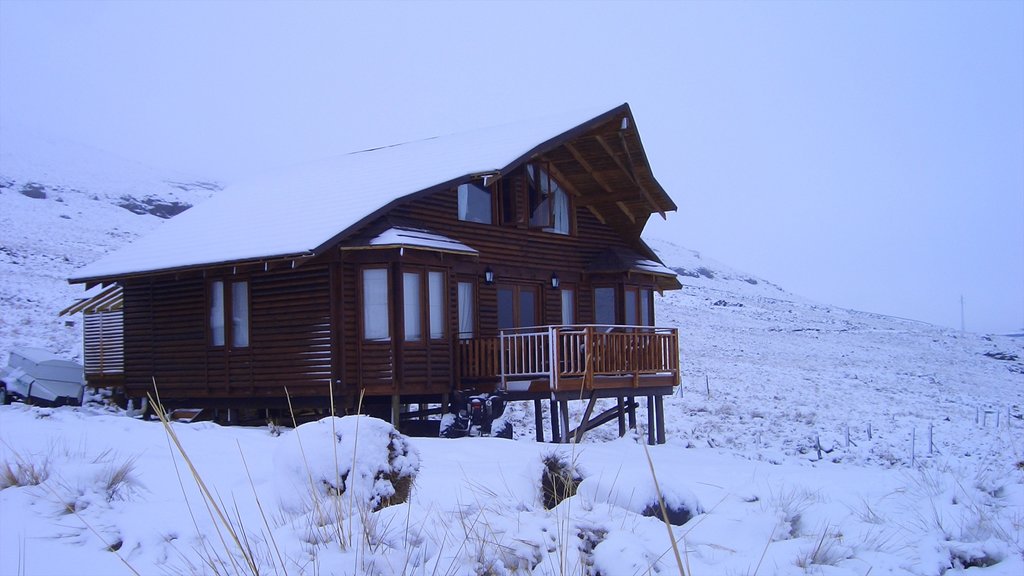 Lesotho som visar snö och ett hus