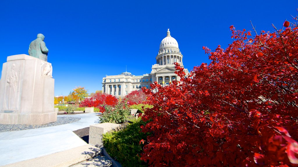 Boise caracterizando arquitetura de patrimônio, uma cidade e uma estátua ou escultura