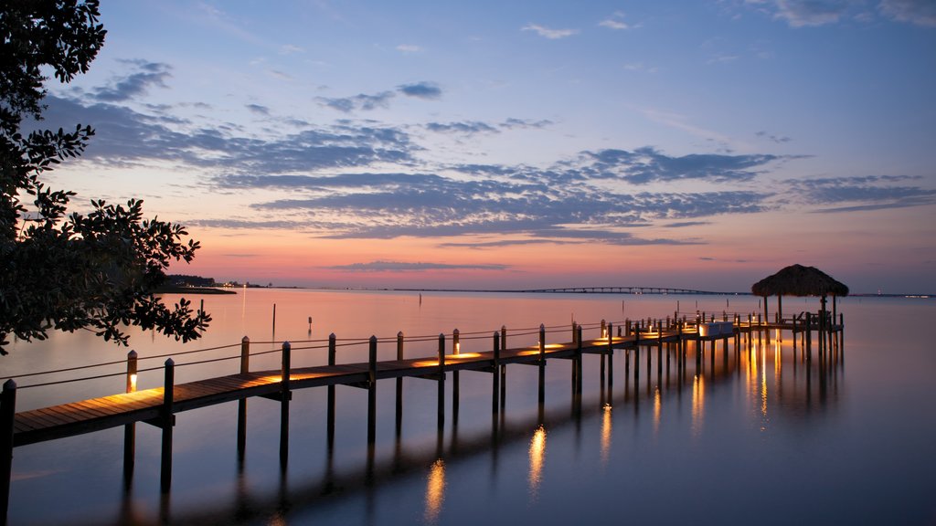 Fort Walton Beach - Destin mostrando vistas de una costa y un atardecer