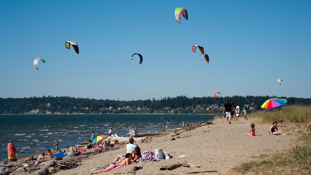 Everett mostrando uma praia de areia e kitesurfe