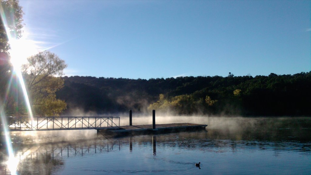 Sierra Vista mostrando um lago ou charco e neblina