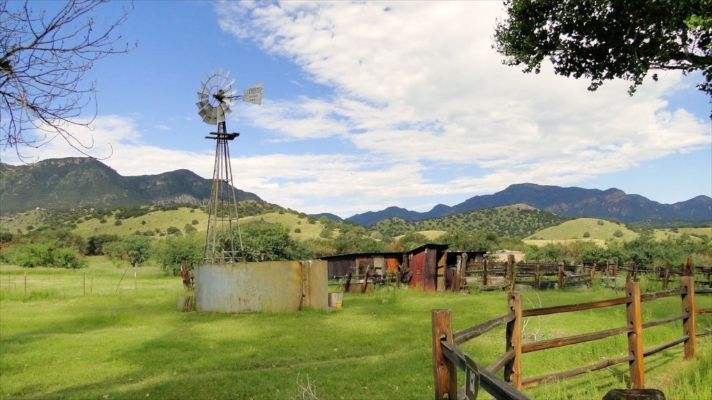 Sierra Vista que incluye un molino de viento y tierras de cultivo