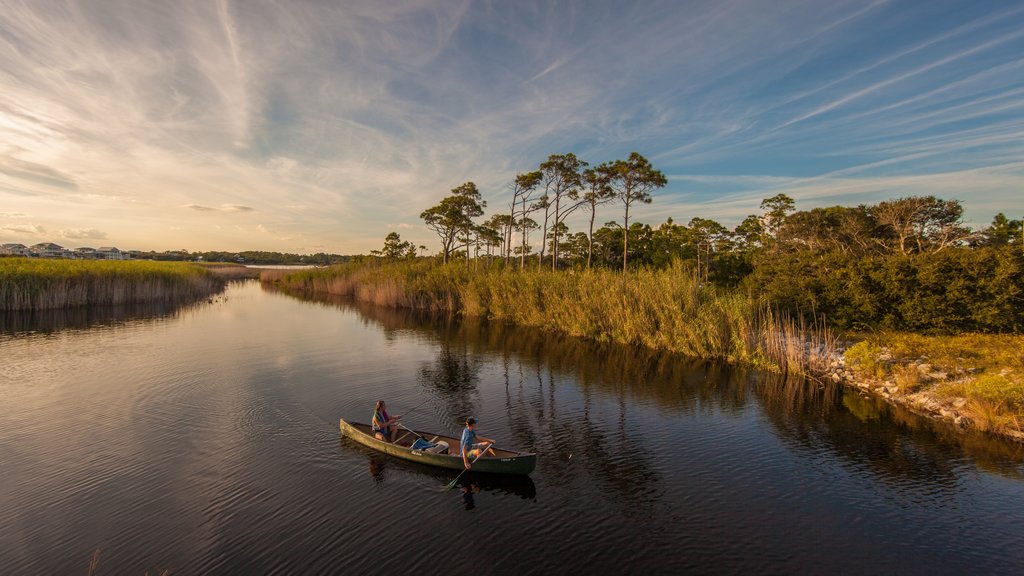 Grayton Beach que incluye kayaks o canoas y un río o arroyo