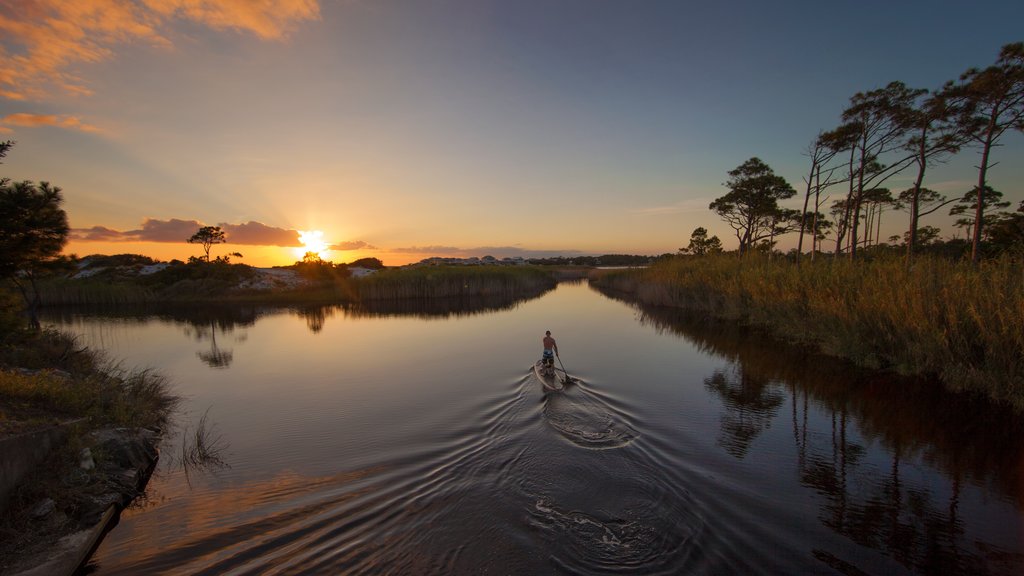 Grayton Beach que incluye deportes acuáticos y un atardecer