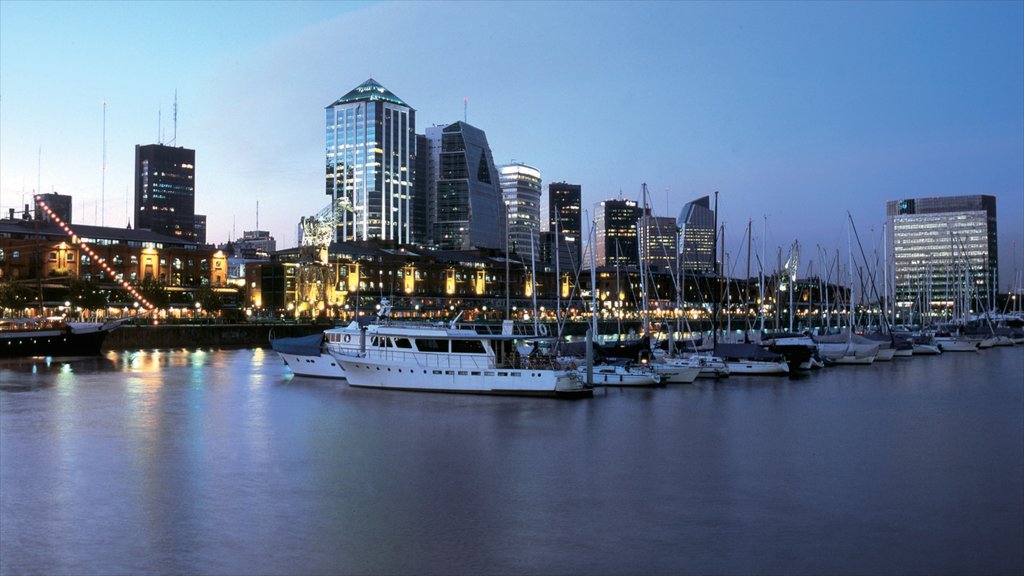 Puerto Madero que incluye un puerto deportivo, un atardecer y una ciudad