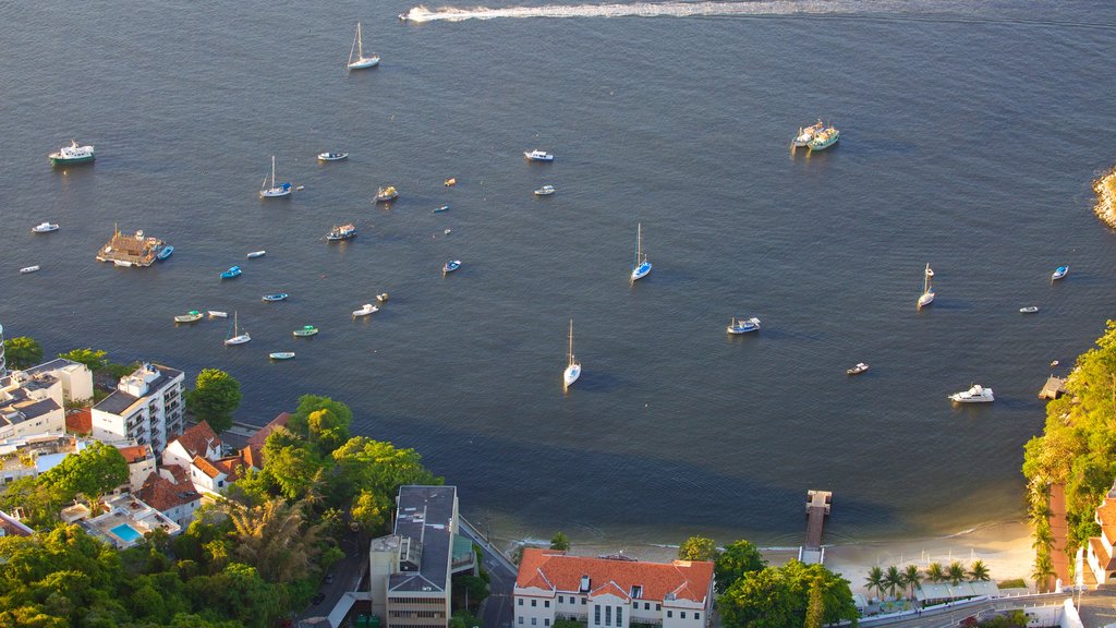 Morro Pan de Azúcar que incluye una bahía o un puerto