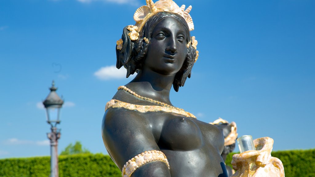 Place de la Concorde featuring a statue or sculpture