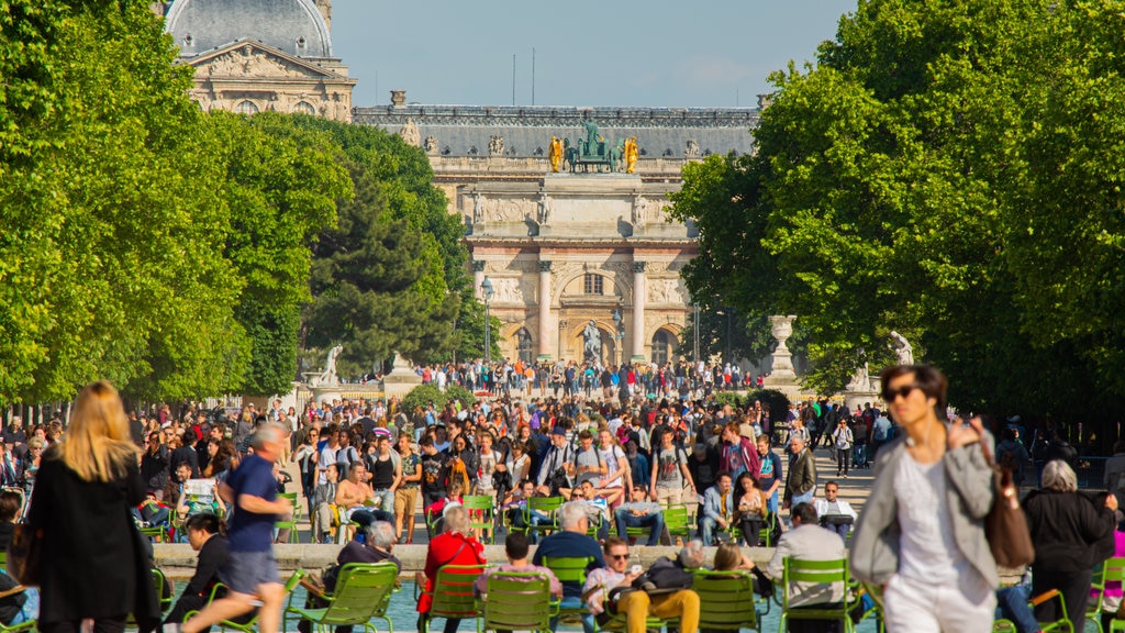 Place de la Concorde showing a square or plaza as well as a large group of people