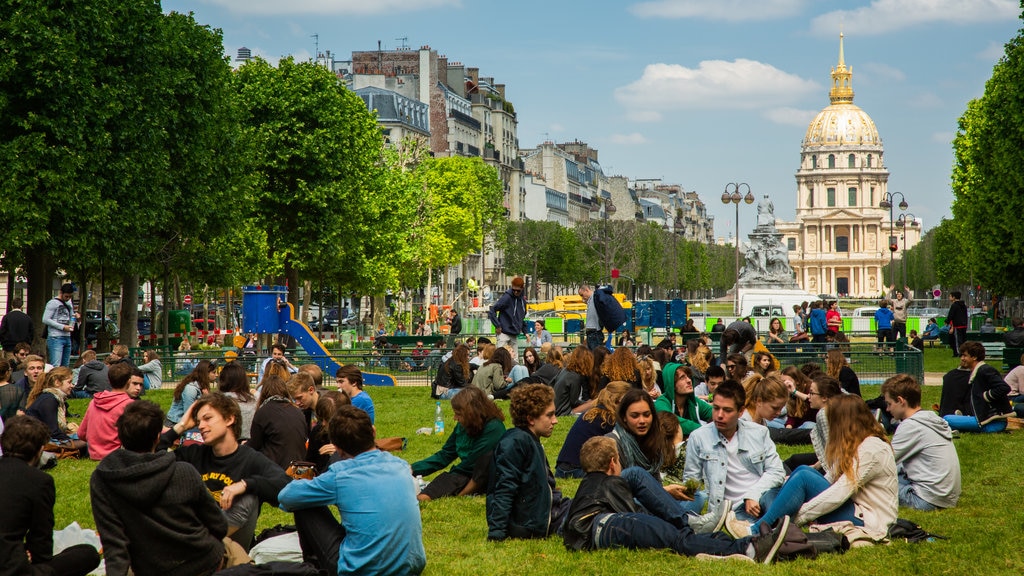 Les Invalides featuring a park as well as a large group of people