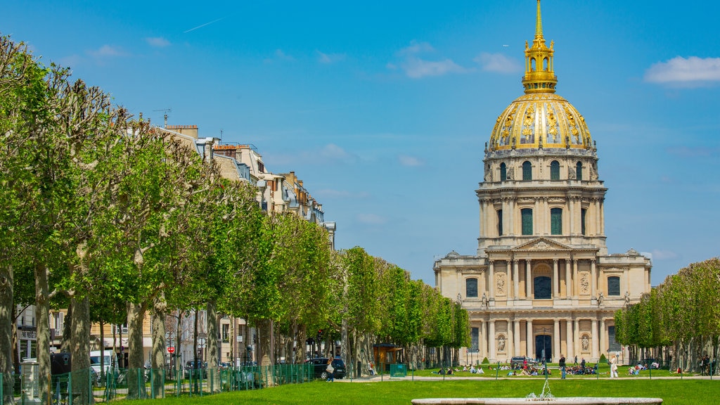 Les Invalides showing heritage architecture