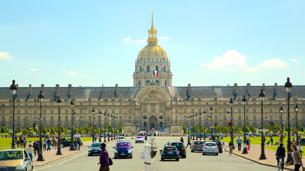 Les Invalides showing heritage architecture and street scenes