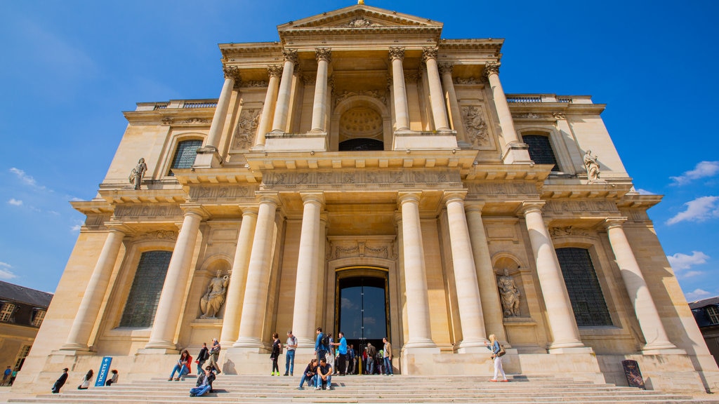 Les Invalides which includes religious aspects, heritage architecture and street scenes