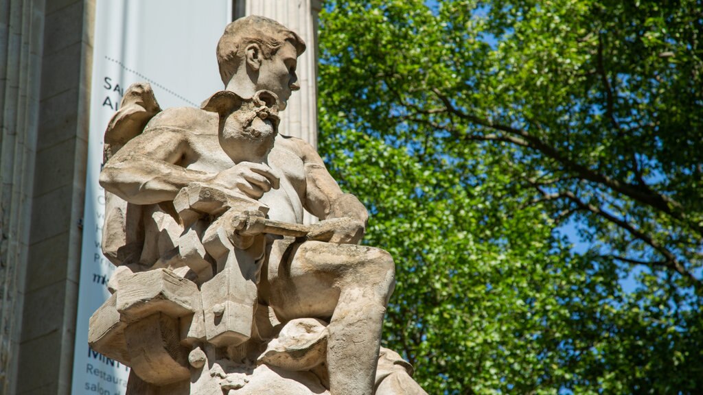 Grand Palais que incluye una estatua o escultura