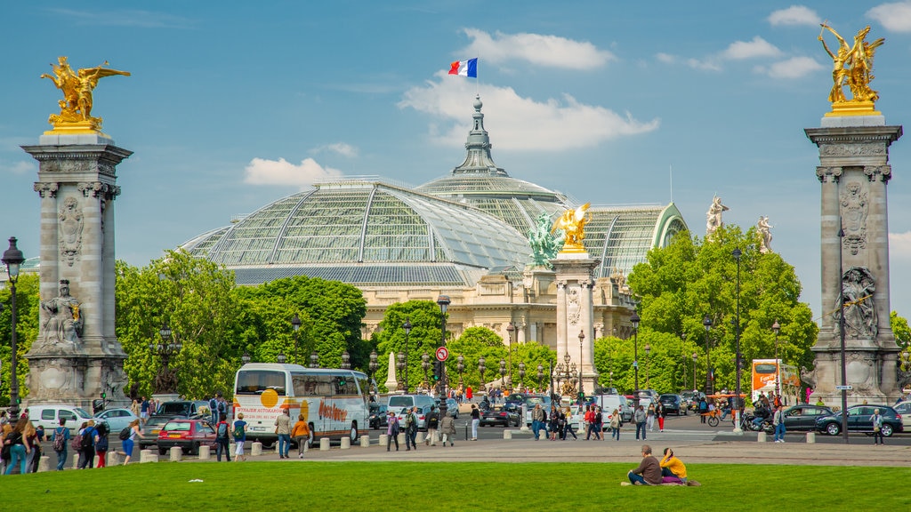 Grand Palais featuring heritage architecture