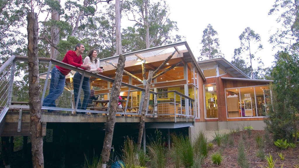 Geeveston caracterizando arquitetura moderna assim como um casal