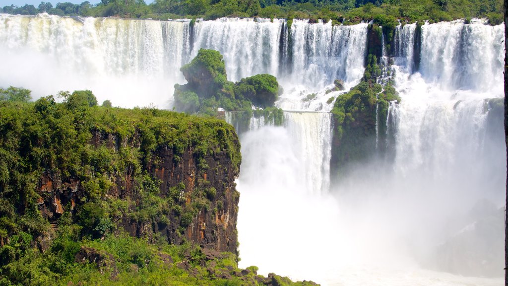 Iguacu Falls showing a waterfall