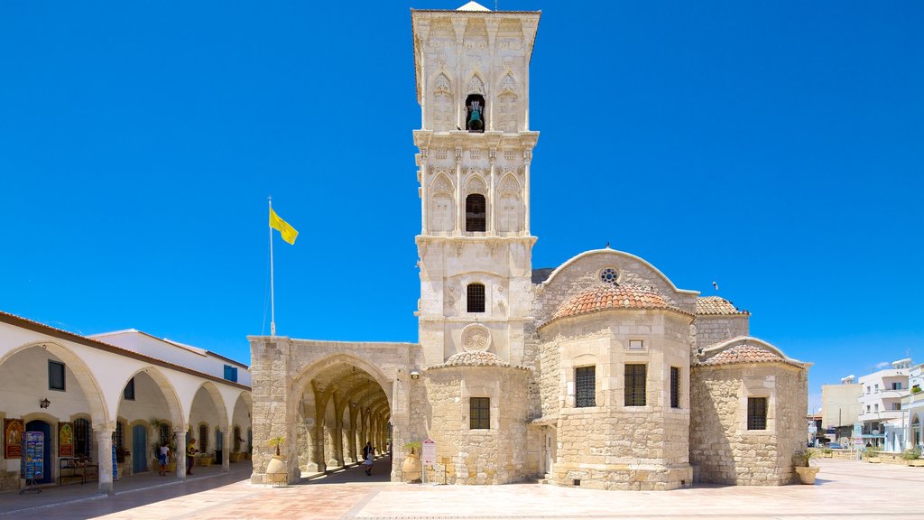 Iglesia de San Lázaro que incluye arquitectura patrimonial, una iglesia o catedral y aspectos religiosos