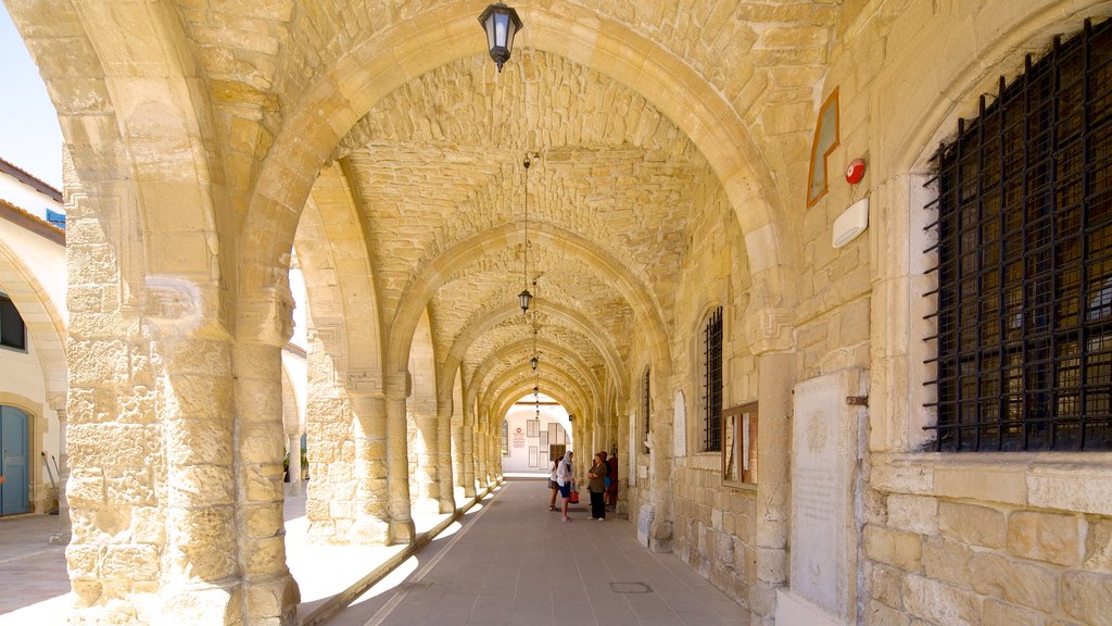 Iglesia de San Lázaro que incluye una iglesia o catedral y elementos religiosos