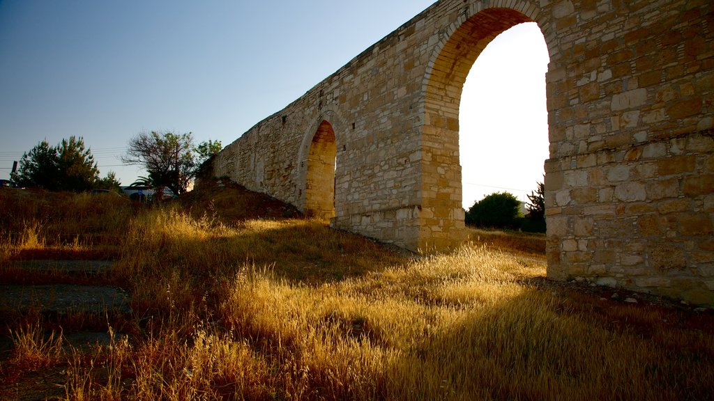 Acueducto de Larnaca que incluye ruinas de edificios