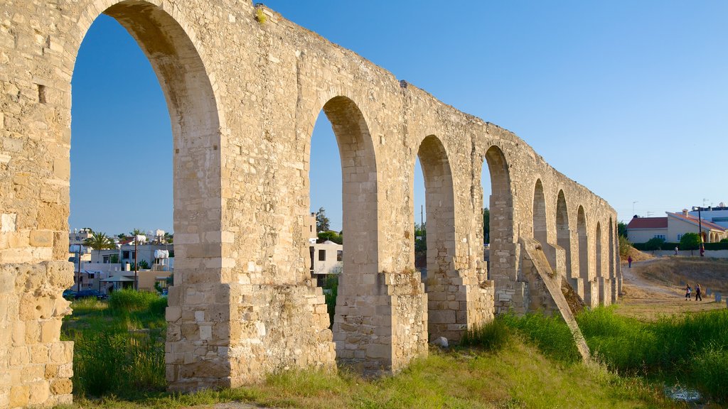 Acueducto de Larnaca ofreciendo ruinas de edificios