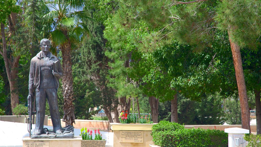 Paphos mostrando uma estátua ou escultura, um monumento e um jardim