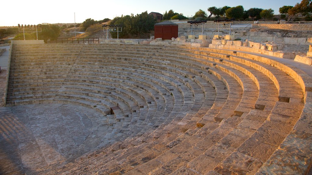 Kourion-ruinerne som viser bygningsruiner og historiske bygningsværker