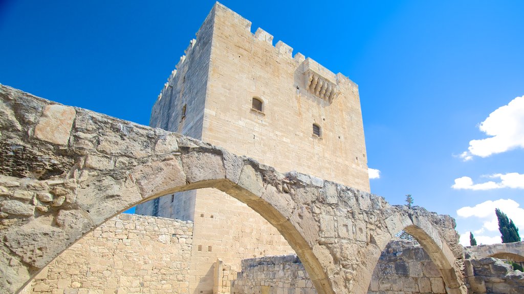 Castelo Kolossi que inclui arquitetura de patrimônio e um castelo