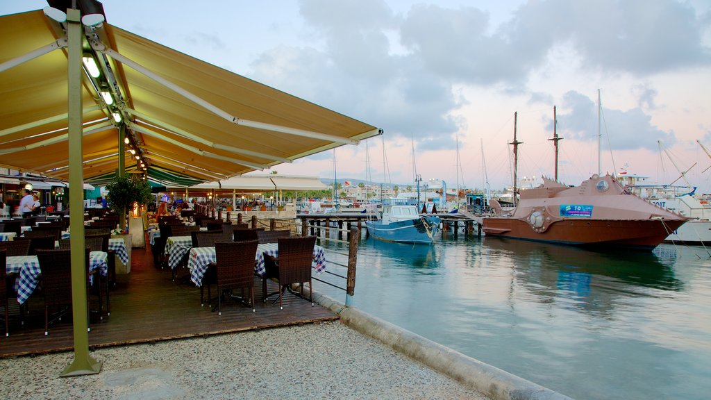 Porto de Paphos mostrando uma baía ou porto