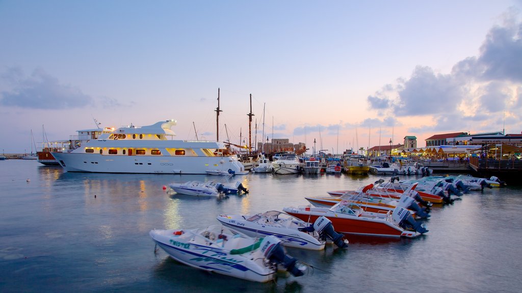 Pafos havn fasiliteter samt bukt eller havn og solnedgang