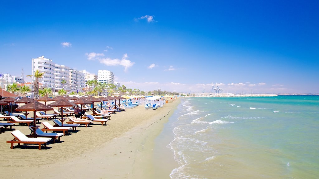 Praia de Finikoudes que inclui uma praia de areia