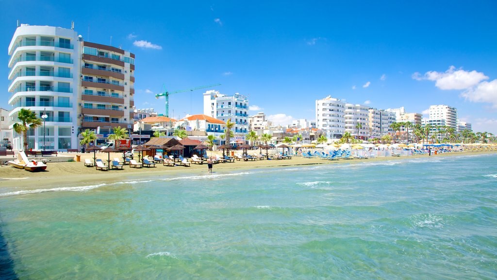 Playa de Finikoudes que incluye una playa de arena y un hotel de lujo o resort