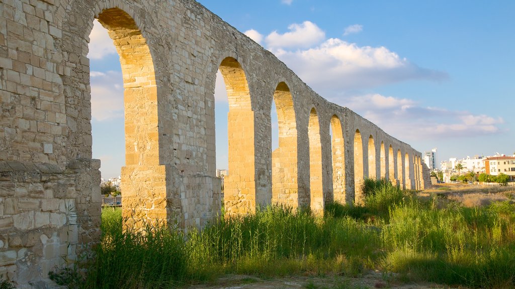 Aqueduto de Larnaca mostrando arquitetura de patrimônio