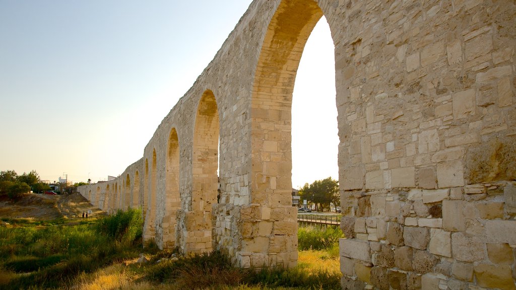 Larnaca Akvædukt som viser historiske bygningsværker