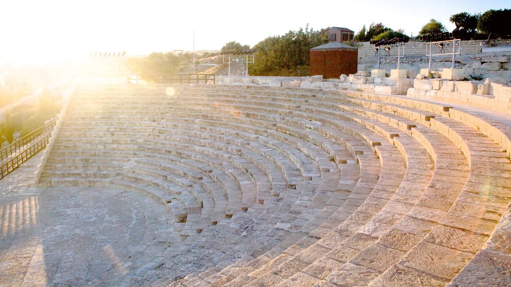 Ruinas de Kourion mostrando ruinas de un edificio, arquitectura patrimonial y un atardecer