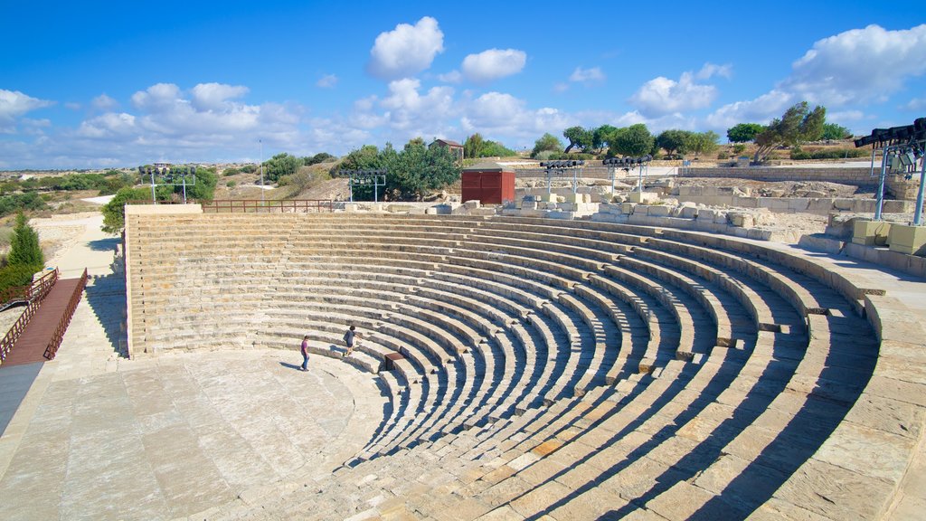 Kourion-ruinerne som omfatter historiske bygningsværker og en ruin