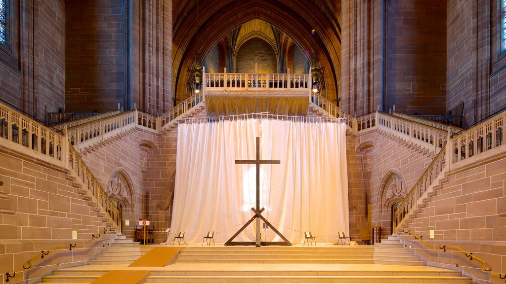 Anglicaanse Kathedraal van Liverpool toont religieuze elementen, interieur en een kerk of kathedraal