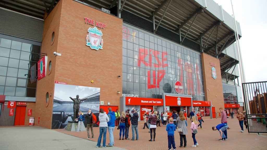 Anfield Road Stadion såvel som en stor gruppe mennesker