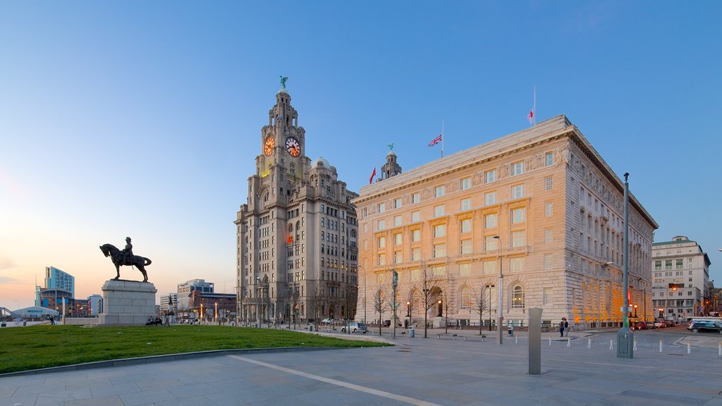 Royal Liver Building que incluye un atardecer y arquitectura patrimonial