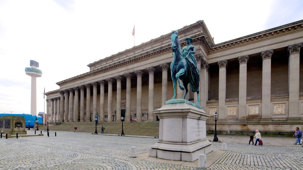 St. George\'s Hall que incluye una plaza, arquitectura patrimonial y una estatua o escultura