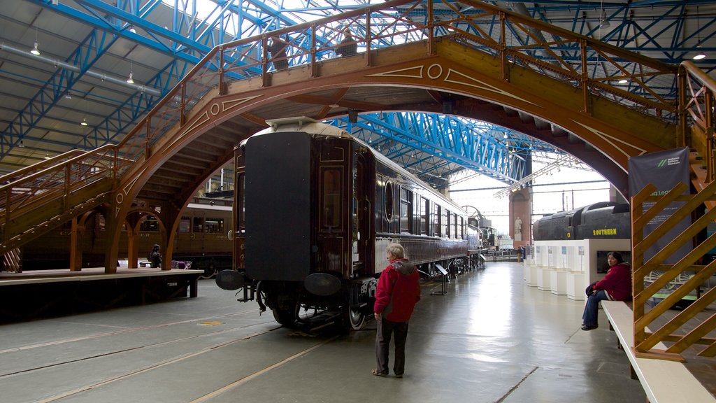 York National Railway Museum que incluye vista interna y artículos ferroviarios